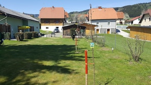 Et boligområde med huse, græsplæne og en blå himmel.