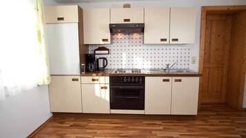 Kühlschrank, Mikrowelle, Ofen, Geschirrspüler