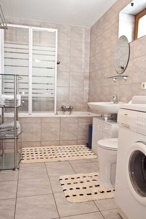 Een douche, een haardroger, handdoeken, zeep