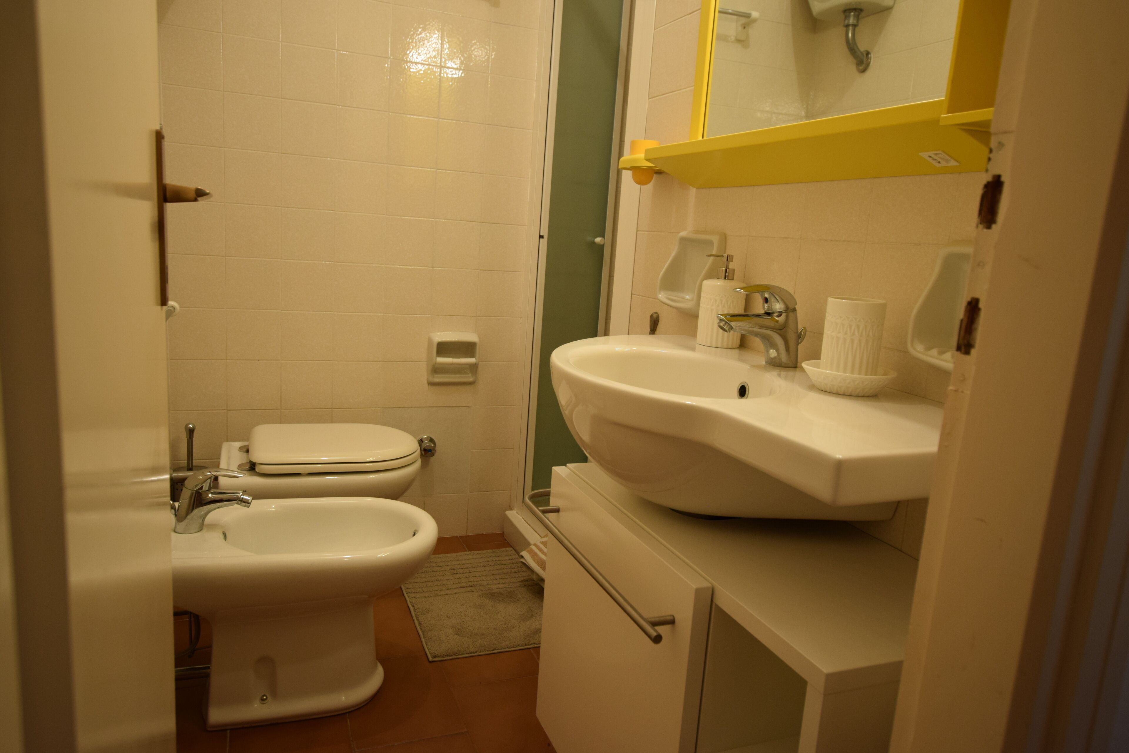 Dusche, Bidet, Handtücher, Toilettenpapier