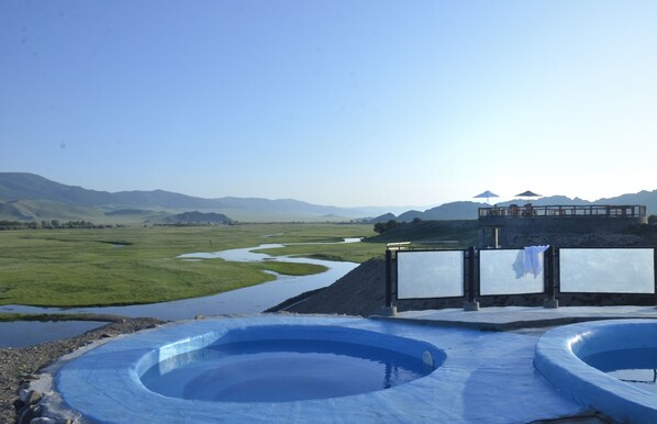 حمّام سباحة خارجي