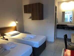 Desk, laptop workspace, blackout curtains, iron/ironing board - Hotel Astoria (Palmas)