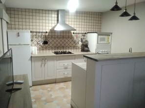 Réfrigérateur, micro-ondes, four, plaque de cuisson