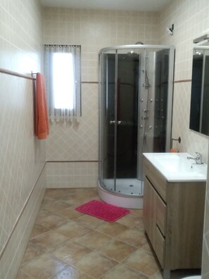 Shower, towels - A rural house with the comforts of the city (Socuéllamos)