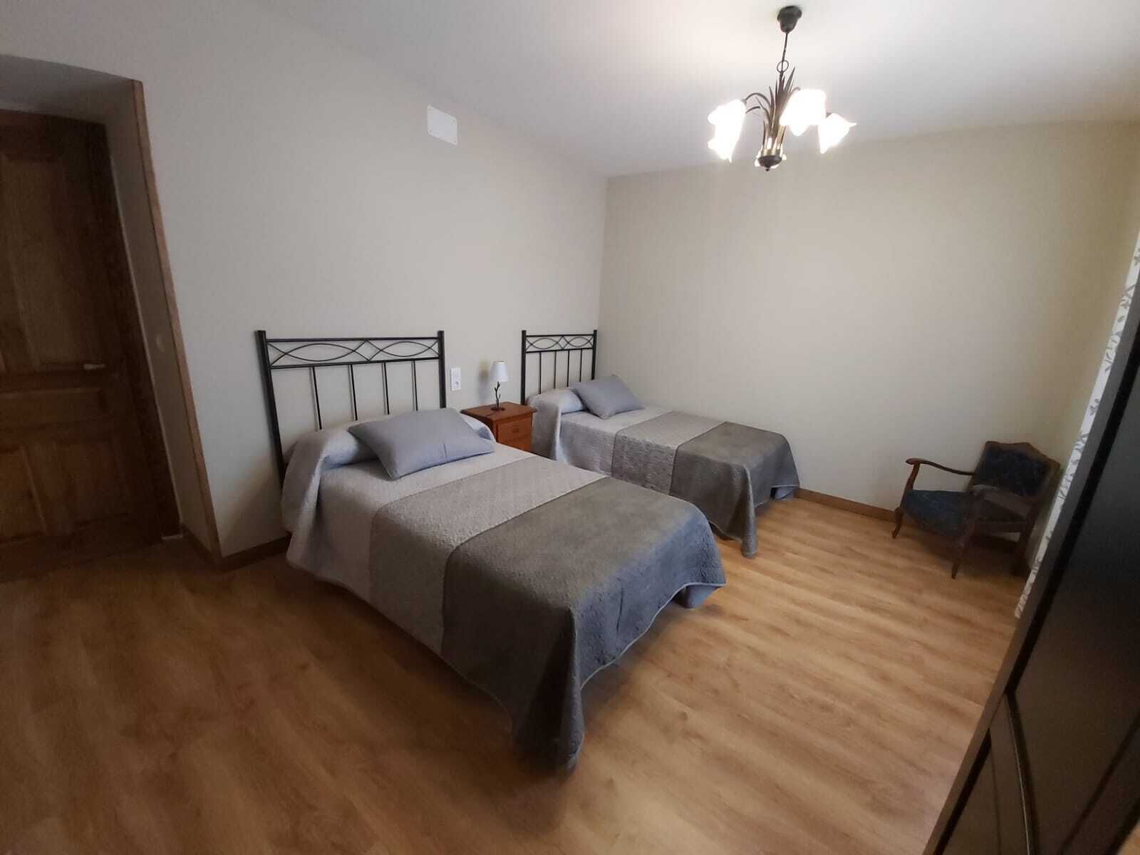 6 dormitorios, tabla de planchar con plancha, wifi y ropa de cama