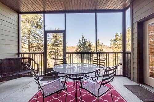 Stonebridge Golf Front Condo with Outdoor Pool near 76 Strip and Silver Dollar C