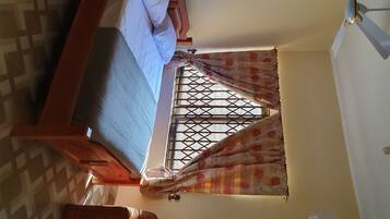 2 habitaciones, tabla de planchar con plancha, wifi y ropa de cama