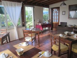 Desayuno continental (EUR 4.5 por persona)