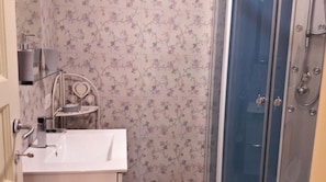 Habitación básica doble | Baño | Regadera, bidet, toallas