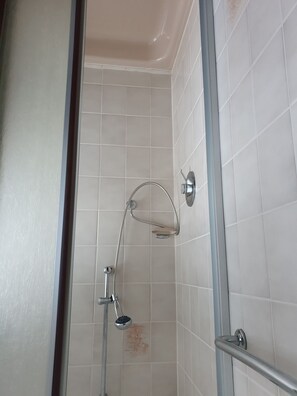 Séchoir à cheveux, serviettes fournies, papier de toilette
