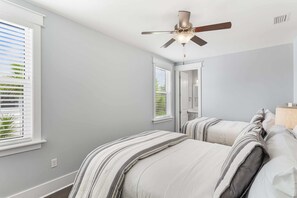 4 habitaciones, tabla de planchar con plancha, wifi y ropa de cama 
