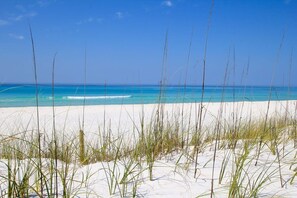 Una playa con agua turquesa cristalina y arena blanca.