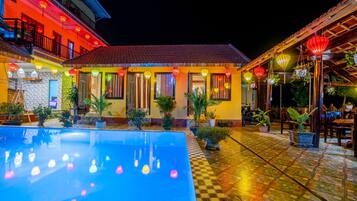 Façana frontal de l'allotjament (vespre/nit)