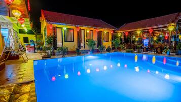 Piscina a l'aire lliure i gandules