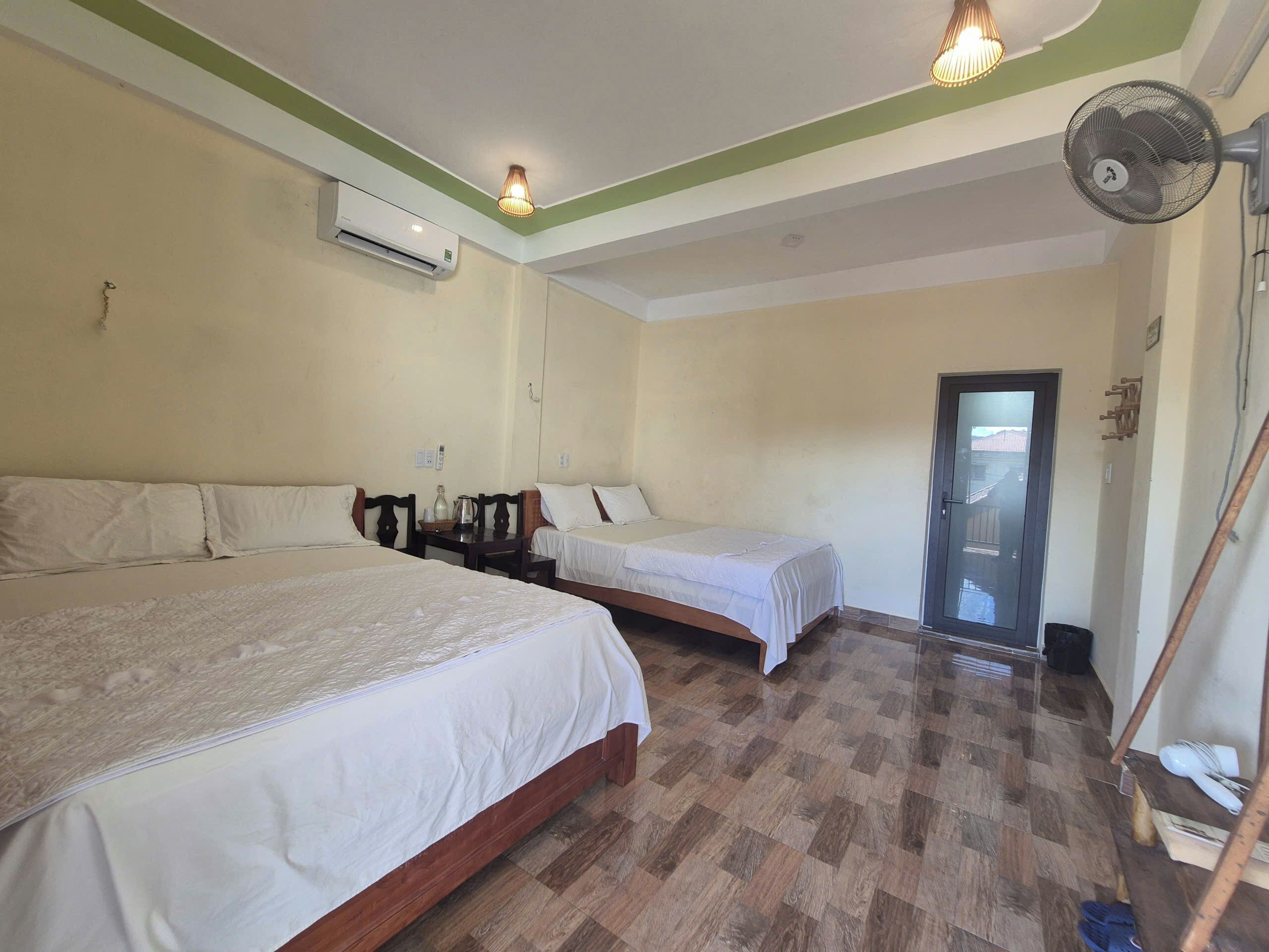 Panoramic-Vierbettzimmer, 2 Queen-Betten, Bergblick | Individuell dekoriert, individuell eingerichtet, Schreibtisch