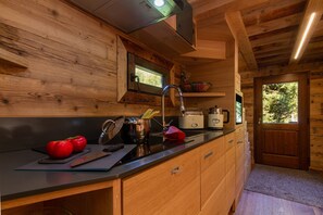 Réfrigérateur, micro-ondes, plaque de cuisson, lave-vaisselle