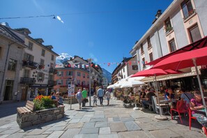 Outdoor dining - Mazot du Mont-Blanc, Chamonix, France (Chamonix)