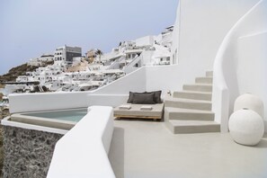 Private spa tub - GeorgOIA House Volcano View (Santorini)