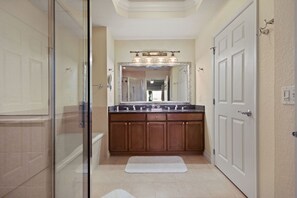 Combined shower/bathtub, hair dryer, towels