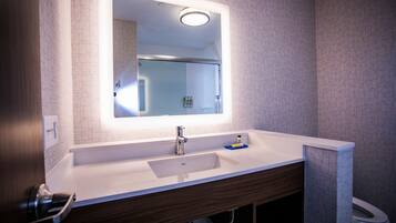 Suite, 2 queensize-senger | Bad | Toalettartikler (inkludert), hårføner, håndklær og såpe