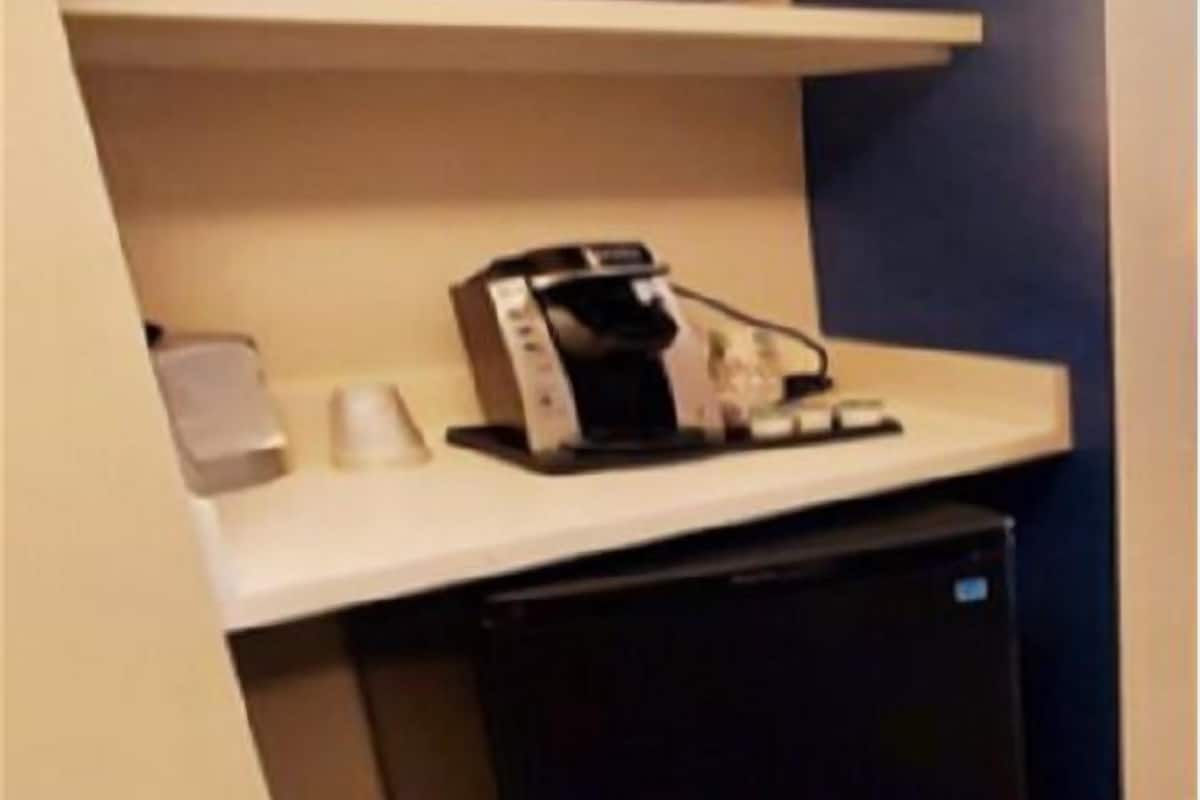 in-room safe, desk, laptop workspace, blackout curtains