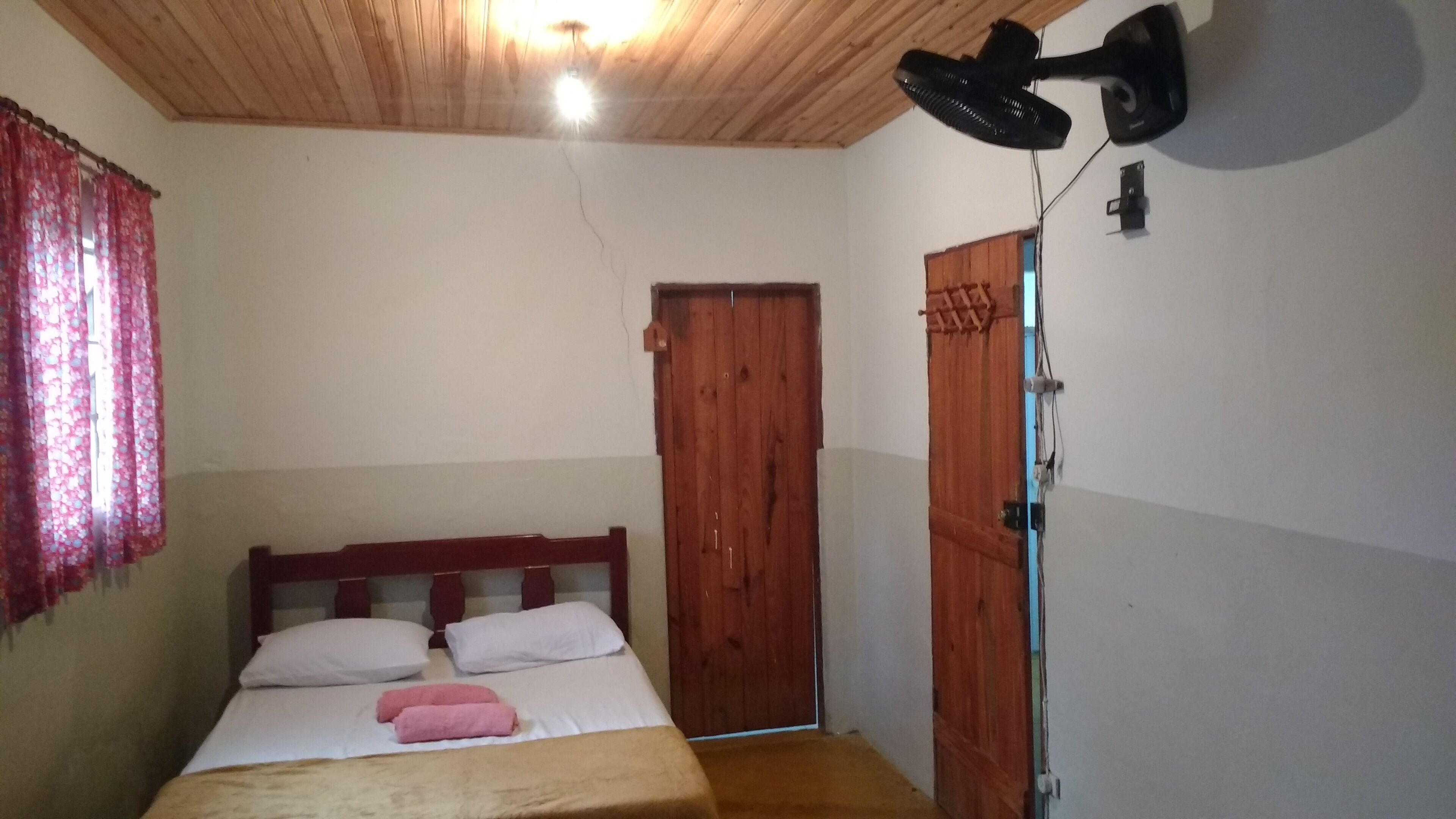 7 habitaciones, tabla de planchar con plancha, wifi y ropa de cama 