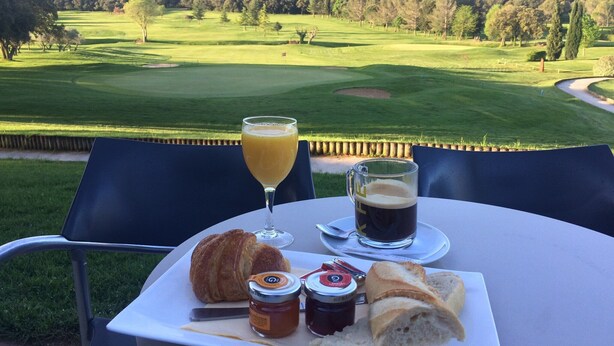 A table with croissants, jam, and coffee, overlooking a golf course. - Golf & Résidence de Nîmes Vacquerolles (Nîmes)