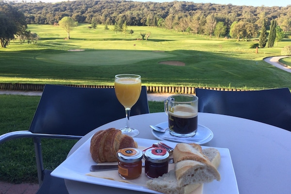 Dagelijks continentaal ontbijt (EUR 8.50 per persoon)