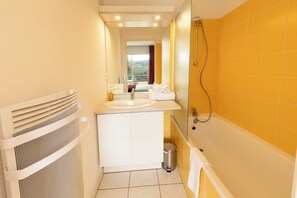 Bañera, secador de pelo, toallas, jabón