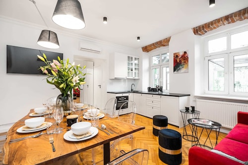 Main Square Apartments - LoftAffair