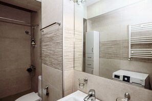 Apartment | Badezimmer | Dusche, kostenlose Toilettenartikel, Haartrockner, Bidet