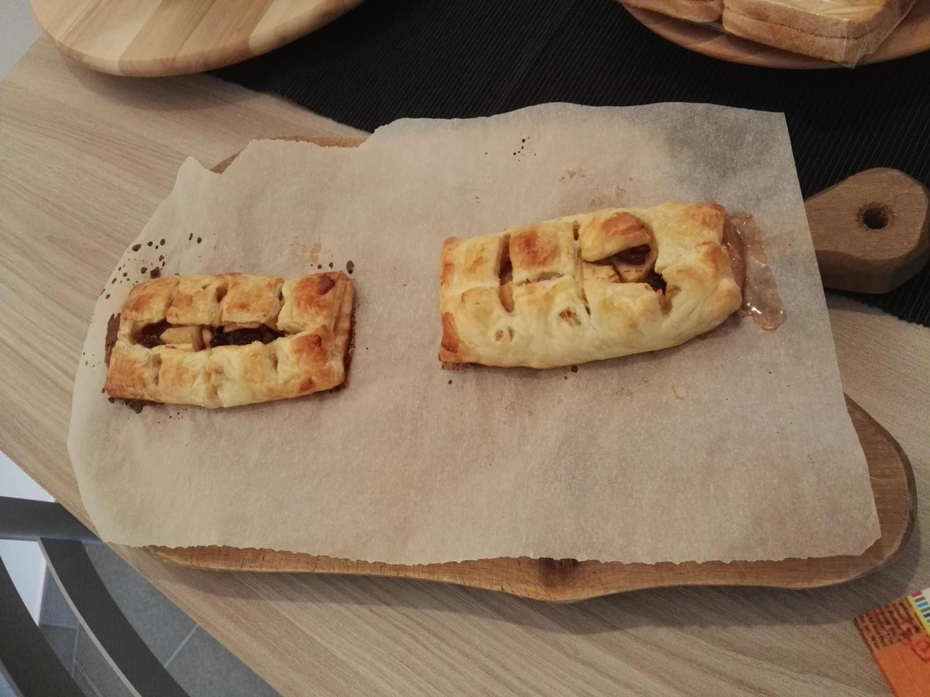 To kager på en træplade med en papirbakke.