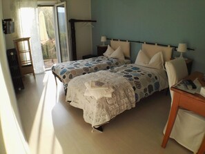 Caja de seguridad en la habitación, escritorio y cortinas blackout