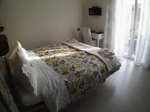 Cofres nos quartos, escrivaninha, cortinas blackout