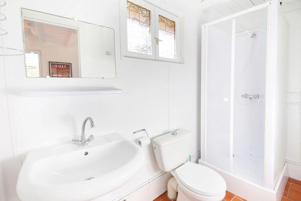 Shower, hair dryer, shampoo, toilet paper