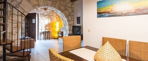 Villa, 3 habitaciones, alberca privada | Área de sala de estar | Televisión de pantalla plana de 21 pulgadas con canales vía satélite 