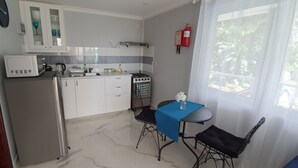 Eenvoudig appartement | Privékitchenette | Een microgolfoven, een oven, een kookplaat, een waterkoker