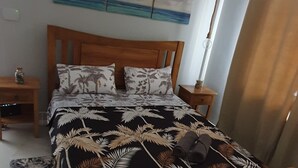 Eenvoudig appartement | 1 slaapkamer, een kluis op de kamer, een strijkplank/strijkijzer