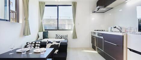 Kühlschrank, Mikrowelle, Ofen, Herdplatte