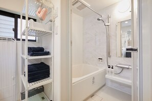Haartrockner, Handtücher, Shampoo, Toilettenpapier
