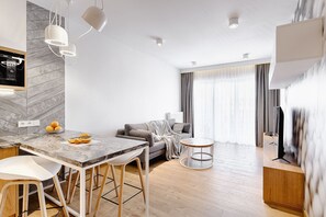 Leilighet – superior, 2 soverom | Oppholdsrom | En 55-tommers Flatskjerm-TV med kabel-kanaler samt TV