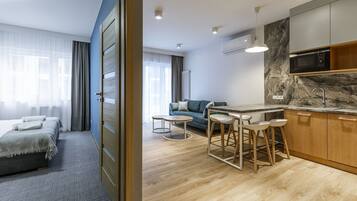 Appartement Standard, 1 chambre | Salle de séjour | Téléviseur à écran plat de 55 po avec télévision par câble, téléviseur