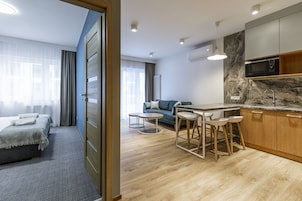Apartamento estándar, 1 habitación | Sala de estar | Televisión de pantalla plana de 55 pulgadas con canales por cable