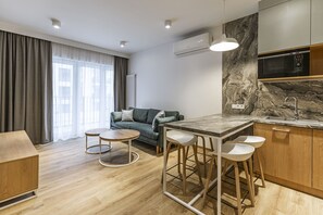 Appartement Standard, 1 chambre | Salle de séjour | Téléviseur à écran plat de 55 po avec télévision par câble, téléviseur