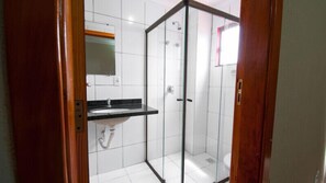 Een douche, handdoeken