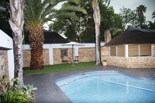 Piscina all'aperto, lettini