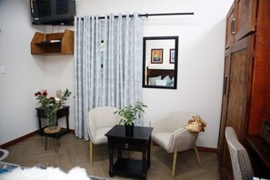 标准双人房 | 迷你吧、特色装修、特色家居、办公桌