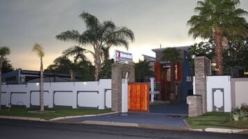 Bagian depan properti - sore/malam