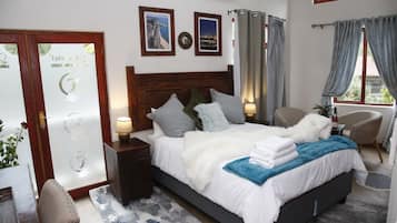 Family Room | Minibar, individually decorated, individually furnished, desk