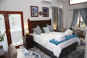 Minibar, decoración personalizada, muebles diferentes y escritorio 